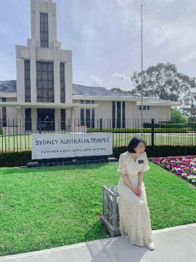 Mendy-Ip-outside-the-Sydney-Australia-Temple.