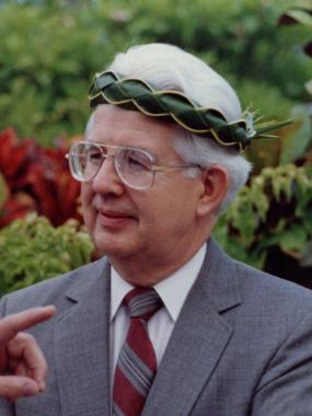 Having-received-a-ceremonial-garland,-Jerold-Ottley-talks-to-guests-during-Tabernacle-Choir-tour-in-1988.-New-Zealand,-March-2021.