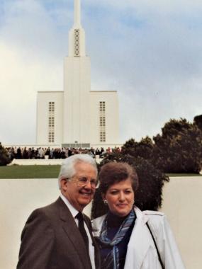 Jerold-and-Joanne-Ottley-with-the-Tabernacle-Choir-at-the-Temple-in-Hamilton-during-the-tour-in-1988.-New-Zealand,-March-2021.