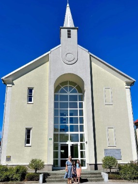 Travelers-Visit-Church-on-Holiday