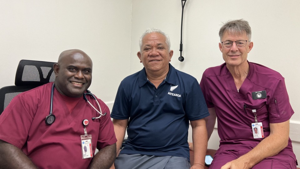 Am-Samoa-Dr.-Carter-with-patient-