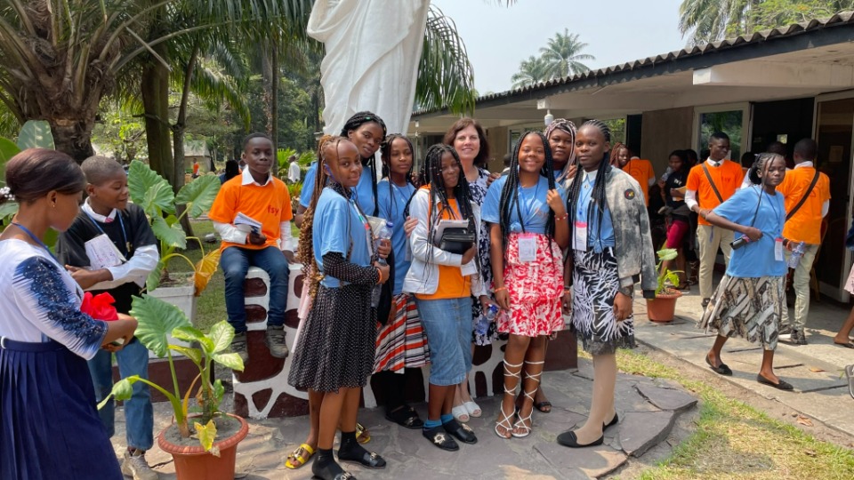 Sister-Paula-Ardern-meets-young-Latter-day-Saints-in-Kinshasa,-Democratic-Republic-of-the-Congo.