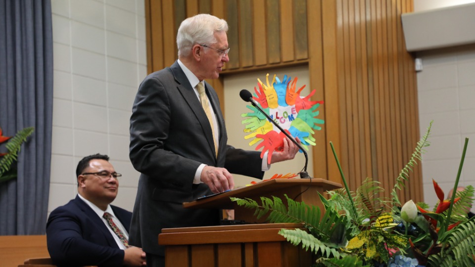 Elder Christofferson thanks Darwin children for welcoming him and his wife to Australia. 24 May 2023.