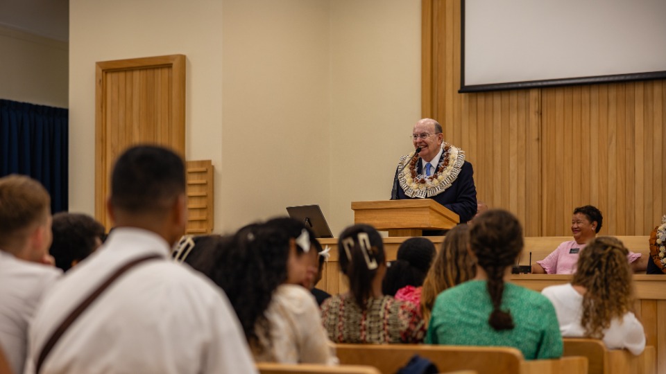 Elder-Cook-speaking-in-Fiji