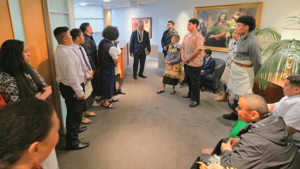 Elder Taniela B. Wakolo meets with youth of the Whau River Ward in the Area office.