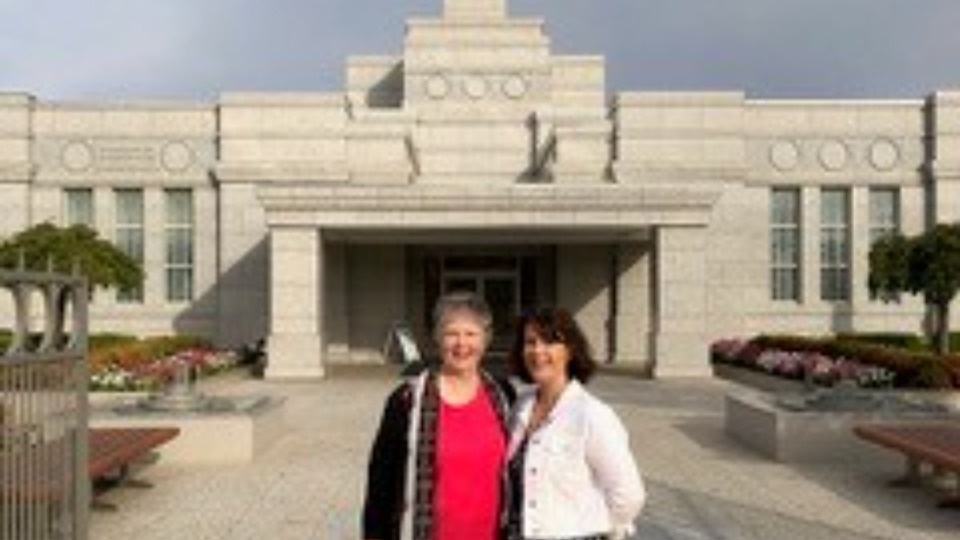 Kathryn-Brown,-and-her-sister-Jenni-Reeves,-