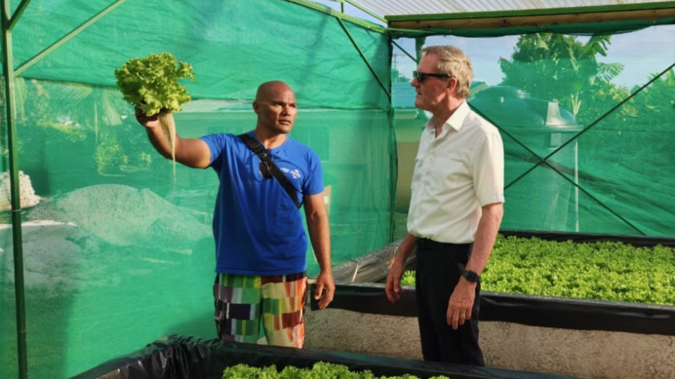 Laman-Manarani-shows-Elder-Peter-F.-Meurs-his-lettuce