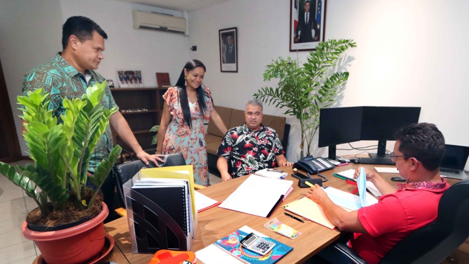 Minister Naea Bennett with his staff (from the left) Gerald Huioutu, Marau Taputuarai, Head of Staff and Henri Estall, project manager. French Polynesia, April 2021