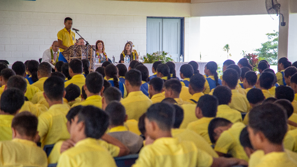 Samoan-student-welcomes-guests.jpg