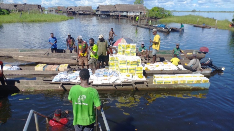 Volunteers-distribute-aid-after-floods-and-landslides-in-the-Sepik-River-region-of-Papua-New-Guinea.-March-2024.