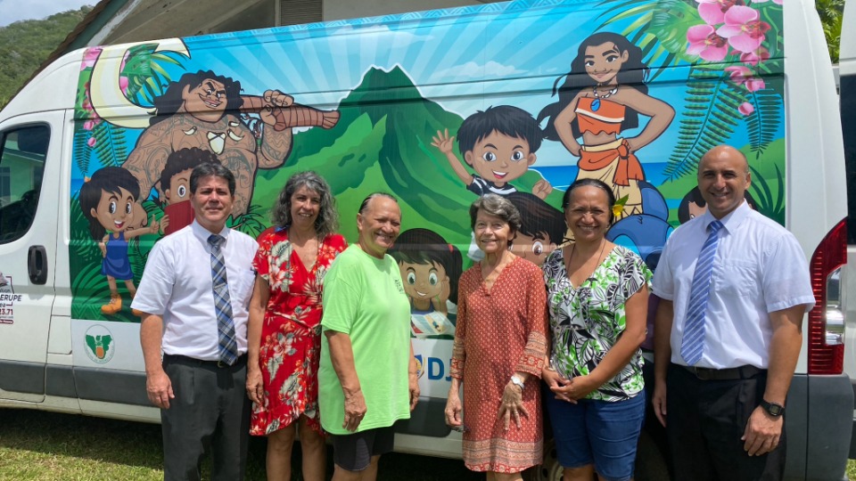 Church leaders, Elder Frédéric Riemer, Area Seventy, and Manea Tuahu, welfare and self-reliance services and Monique Tufariua, president of the Association Faa Ruperupe Library, and other association members following a handover of a donation for extra books and library upgrade on Monday, 26 September 2022.  