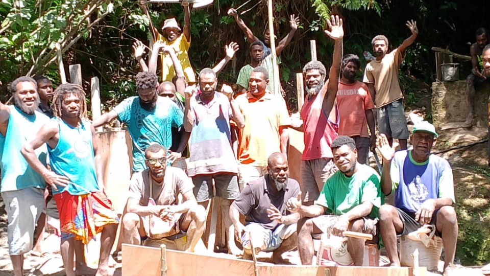 Vanuatu community assists water project