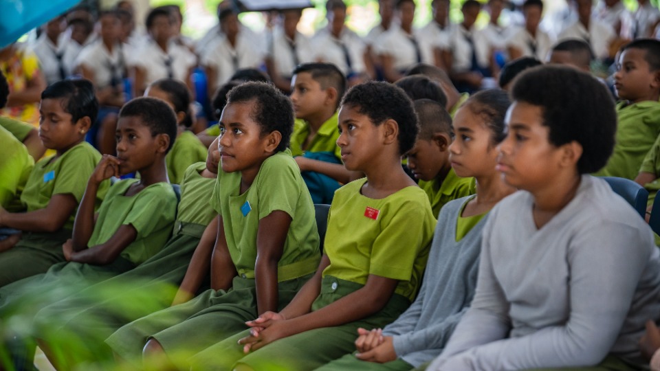 Elder-Cook-with-young-Fijian-students