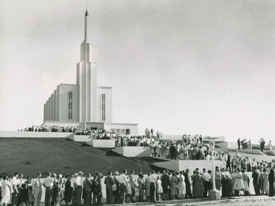 Over-112,000-people-attended-the-New-Zealand-Hamilton-Temple-open-house-in-April-1958.
