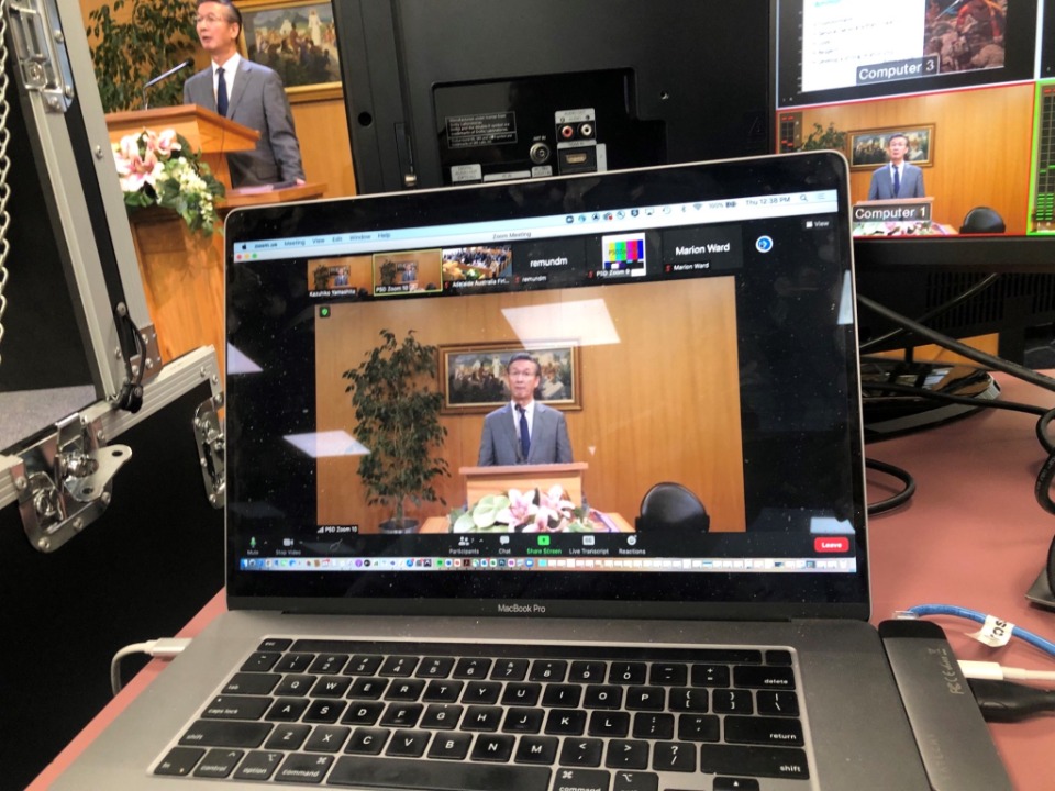 Elder Kazuhiko Yamashita meets virtually with Church members in Adelaide in November 2021.