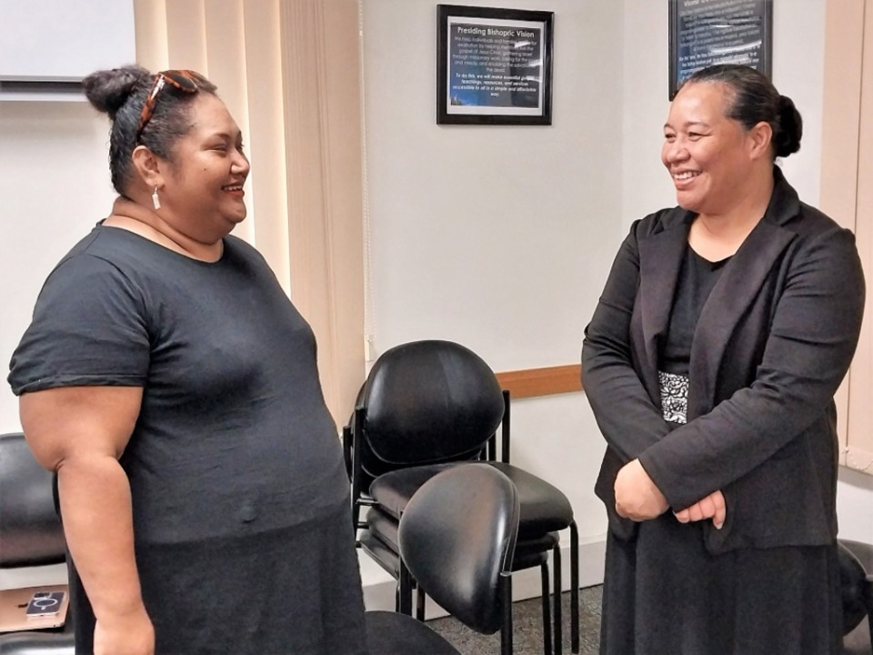 Kelela-Tonga-speaks-with-Tongan-woman.--Smaller-version